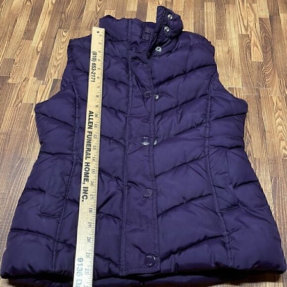 Gap woman’s dark purple puffer vest. Size XS. - Picture 7 of 8